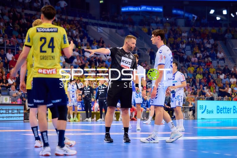 Schiedsrichter zeigt auf Patrick Groetzki (24, Rhein Neckar Löwen)