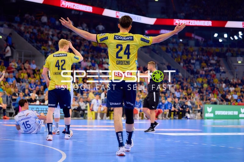 Patrick Groetzki (24, Rhein Neckar Löwen) und Jon Lindenchrone Andersen (42, Rhein Neckar Löwen) jubeln