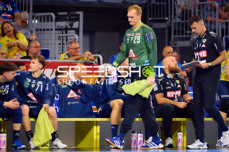 Trainer Rhein Neckar Löwen gibt Anweisungen