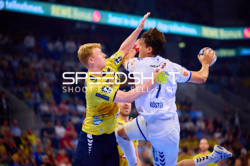 Wurf aufs Tor Julian Koester (7;VfL Gummersbach) vs Jon Lindenchrone Andersen (42;Rhein Neckar Löwen)