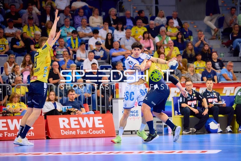 Ballabwehr Tim Nothdurft (8;Rhein Neckar Löwen) gegen Giorgi Tskhovrebadze (19;VfL Gummersbach)