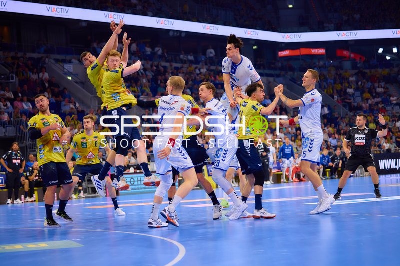 Ole Pregler (23, VfL Gummersbach) Wurfversuch gegen Tim Nothdurft (8, Rhein Neckar Löwen)