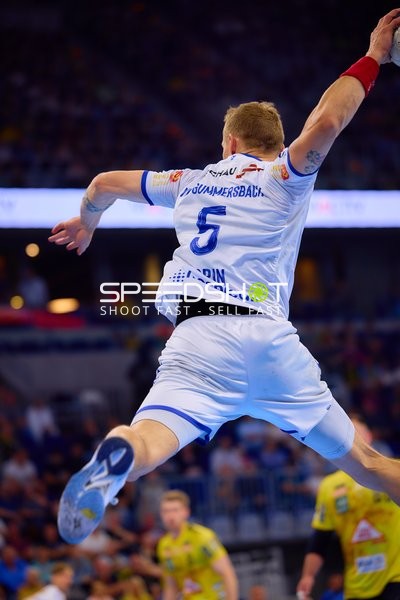 Wurf von Tilen Kodrin (5;VfL Gummersbach) in Halbzeit