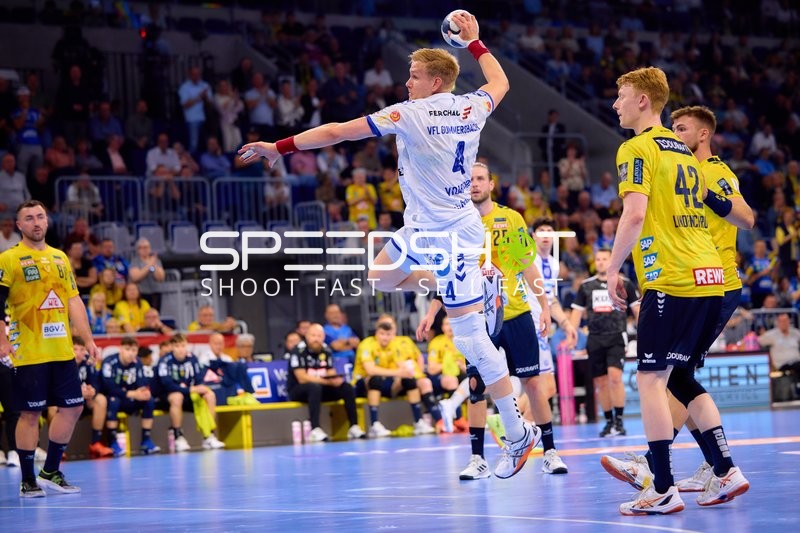 Ellidi Vidarsson (4, VfL Gummersbach) springt zum Wurf