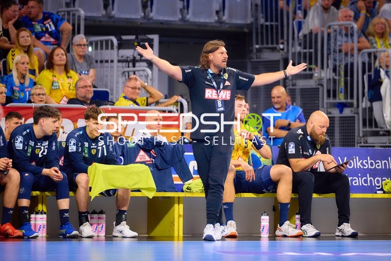 Trainer Rhein Neckar Löwen gibt Anweisungen