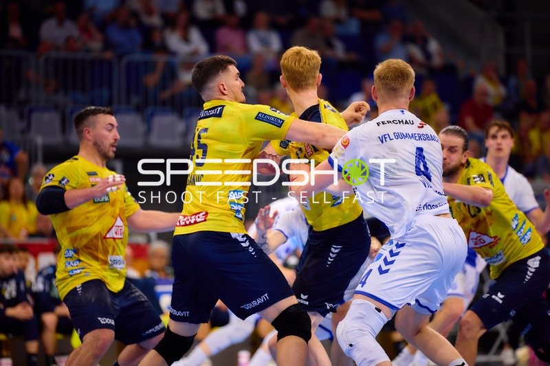 David Móré (15, Rhein Neckar Löwen) im Zweikampf