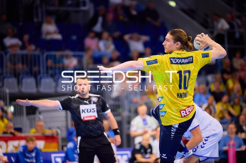 Juri Knorr (10, Rhein Neckar Löwen) wirft