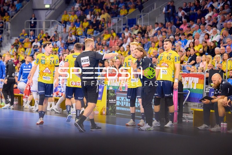 Schiedsrichter zeigt auf Patrick Groetzki (24, Rhein Neckar Löwen)