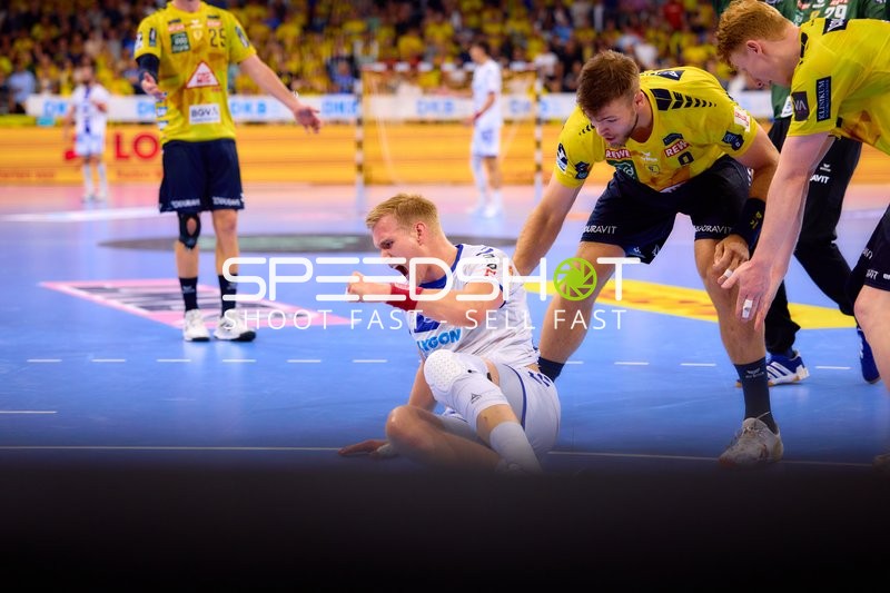 Aktion am Boden Steven Plucnar Jacobsen (9;Rhein Neckar Löwen) Tilen Kodrin (5;VfL Gummersbach)