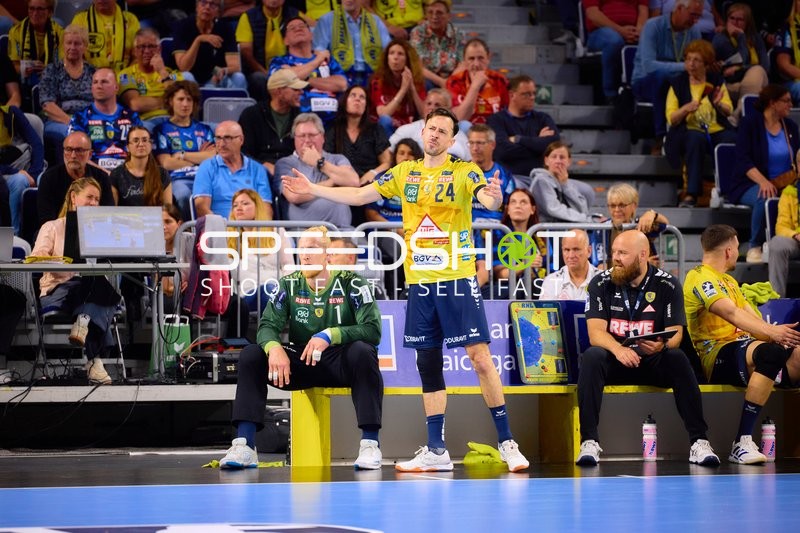 Patrick Groetzki (24, Rhein Neckar Löwen) gestikuliert neben Mikael Appelgren (1, Rhein Neckar Löwen)