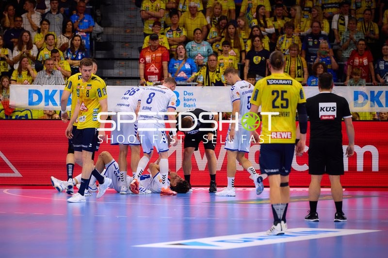 Spieler am Boden versorgt