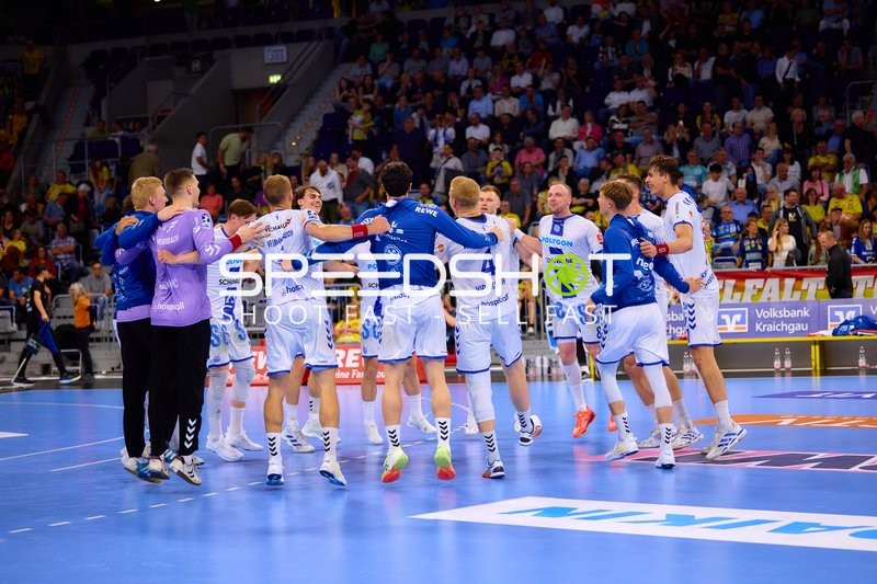 Spieler feiern bei VfL Gummersbach