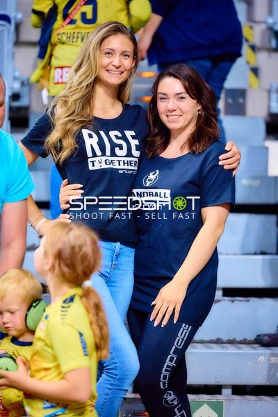 Olle Forsell-Schefvert (25, Rhein Neckar Löwen) und Steven Plucnar Jacobsen (9, Rhein Neckar Löwen) im Gespräch