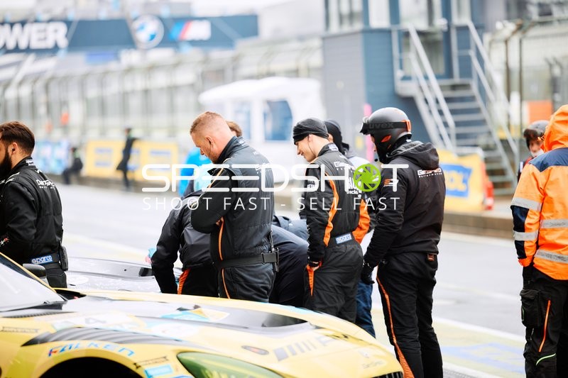 Mercedes-AMG Team GetSpeed neben Auto