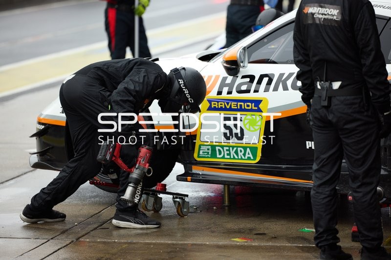 Hankook Competition (55): Jongkyum Kim, Marco Holzer, Roelof Bruins, Steven Cho Boxenstopp am Nürburgring