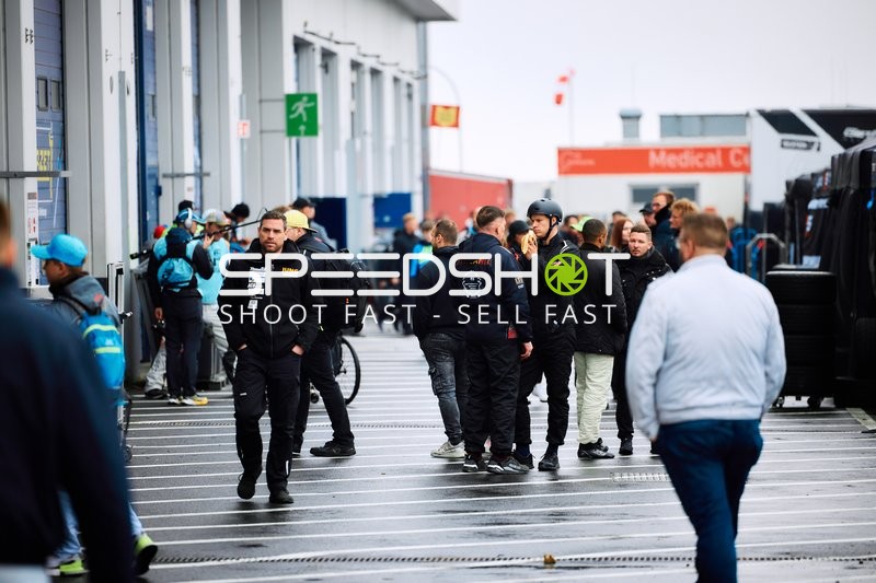 Boxengassen-Szene am Nürburgring