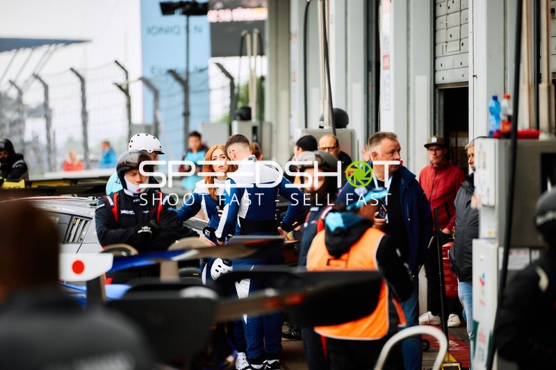 Boxengassenaktivität am Nürburgring