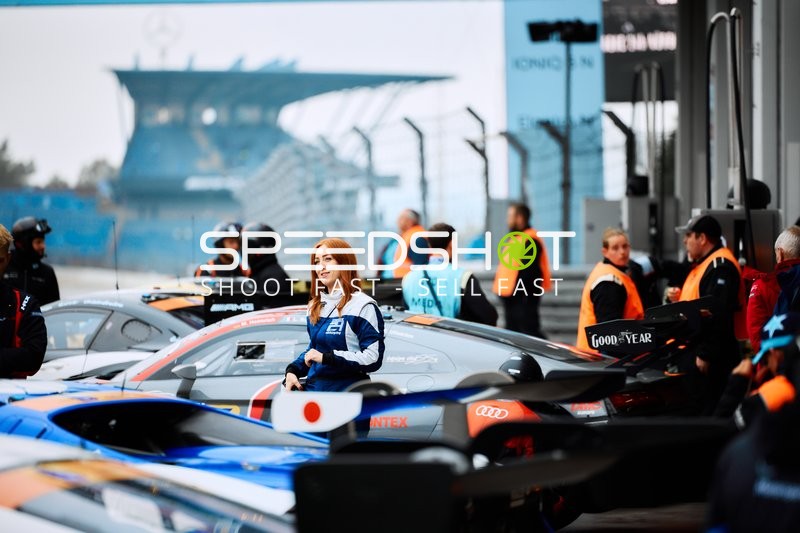 Boxenstopp mit Scherer Sport PHX (1): Christopher Haase, Luca Ludwig und Juta Racing (8): Alexey Veremenko, Elia Erhart, Frank Stippler, SELV