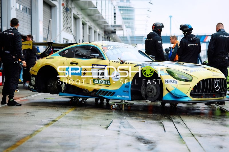 ROWE RACING (14): Fabian Schiller, Luca Stolz, Maxime Martin Boxenstopp in Boxengasse