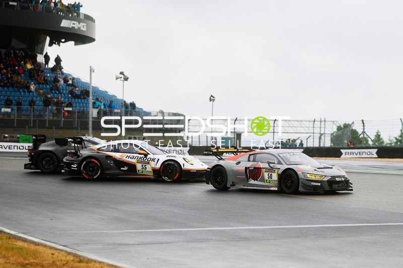 GT3-Fahrzeuge auf nasser Strecke