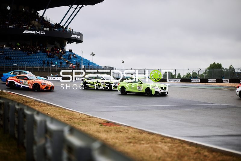 Drei Fahrzeuge in Kurve