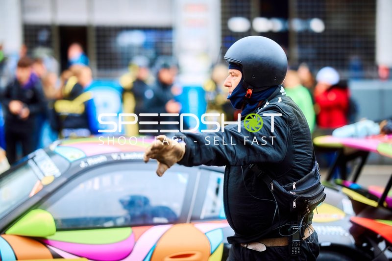 Boxencrew gibt Anweisungen