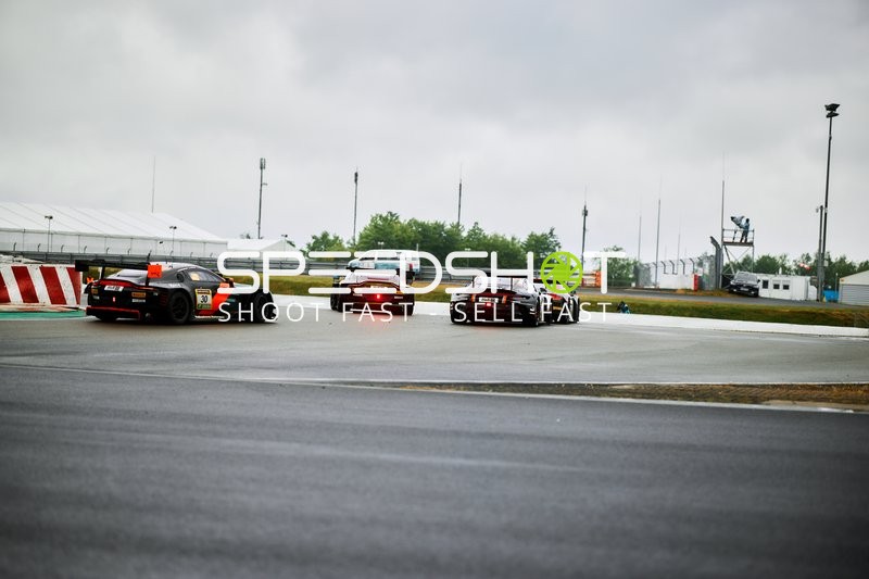 Fahrzeuge auf nasser Strecke