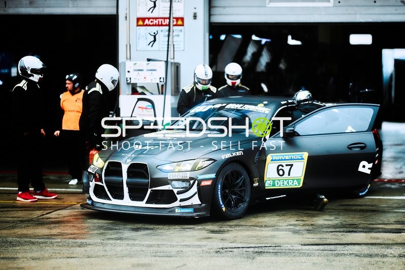 Boxenstopp AV Racing by BLACK FALCON (67): Alexandru Vasilescu, Bear, Christopher Tiger