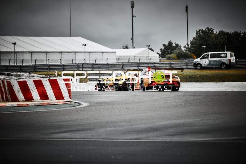 Kurvenfahrt Dinamic GT SRL (54): Buus Bastian, Joel Sturm, Loek Hartog und BLACK FALCON Team 48 LOSCH (948): Carlos Rivas, Noah Nagelsdiek