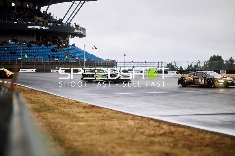 GT3-Fahrzeuge auf nasser Strecke