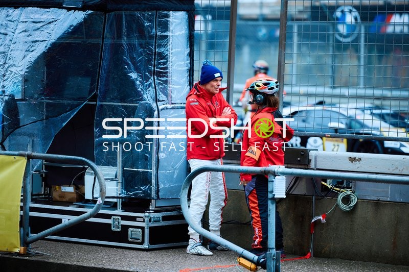 Teamgespräch an der Boxenmauer