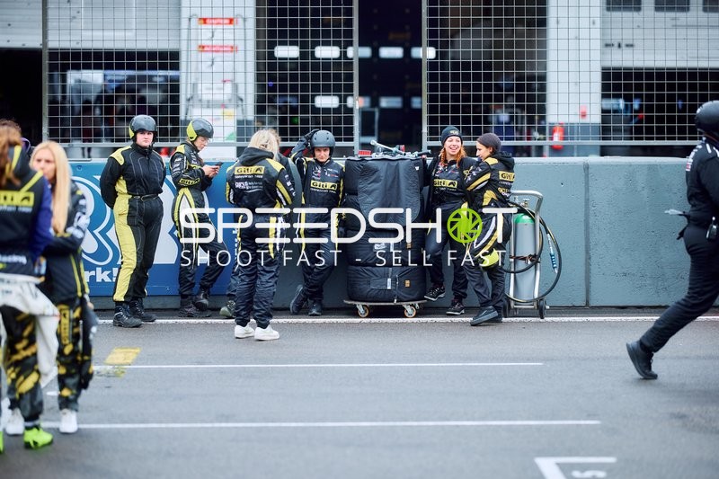 Team GITI TIRE MOTORSPORT BY WS RACING an Boxenmauer