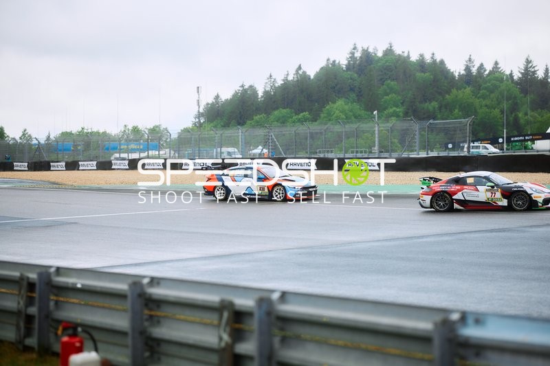 Fahrzeuge auf nasser Strecke