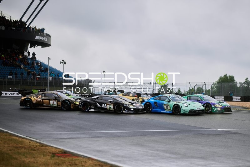 Enge Kurvenausfahrt mehrerer GT3