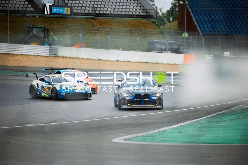 Mehrere Fahrzeuge auf nasser Strecke