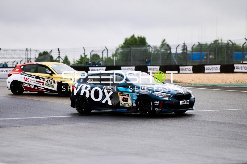 470, Auto Thomas by Jung Motorsport und 488, SRS Team Sorg Rennsport auf Strecke