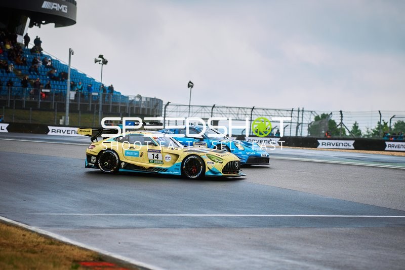 Enges Duell ROWE RACING (14): Fabian Schiller, Luca Stolz, Maxime Martin und Lionspeed GP (16): Laurens Vanthoor, Patric Niederhauser