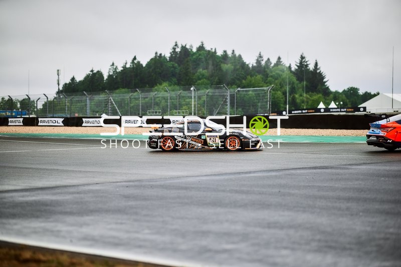 Fahrzeuge 941; Adrenalin Motorsport Team Mainhattan Wheels und STENLE Marketing by Mertens Motorsport (491): Akshay Indrajeet Gupta, Alex Georg Schneider, Daniel Mertens auf Strecke