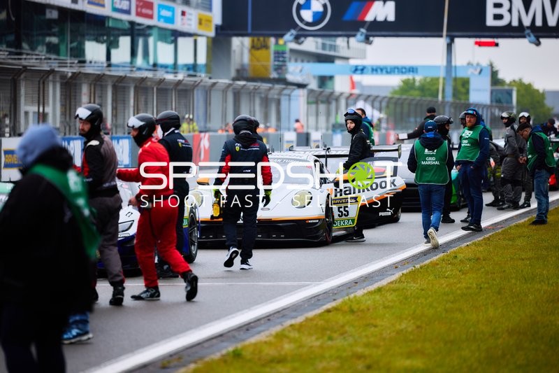 Hankook Competition (55): Jongkyum Kim, Marco Holzer, Roelof Bruins, Steven Cho in Boxengasse