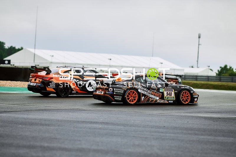 Fahrzeuge Adrenalin Motorsport Team Mainhattan Wheels (940): David Griessner, Nico Silva, Oskar Sandberg und Adrenalin Motorsport Team Mainhattan Wheels (941): Aaron Wenisch, Leo Messenger, Nick Deißler auf Strecke