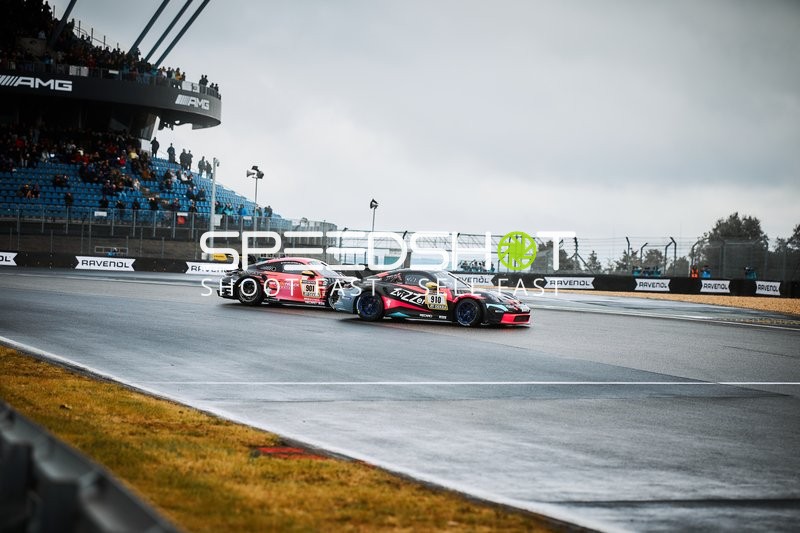 Zwei Porsche auf nasser Strecke