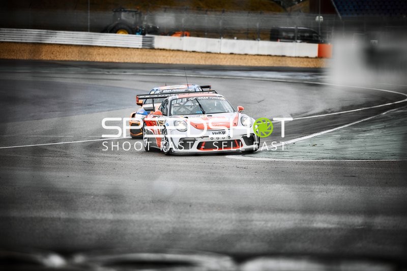 GT3-Fahrzeuge in Kurve