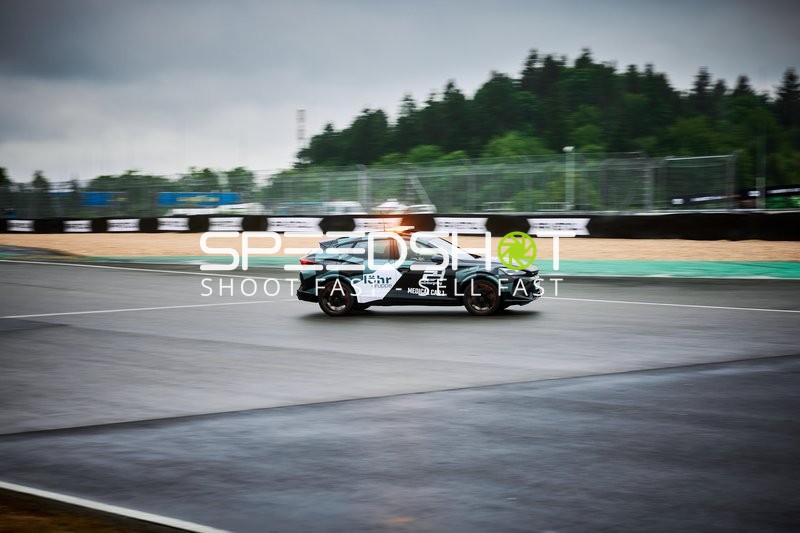 Medical Car 1 auf Rennstrecke