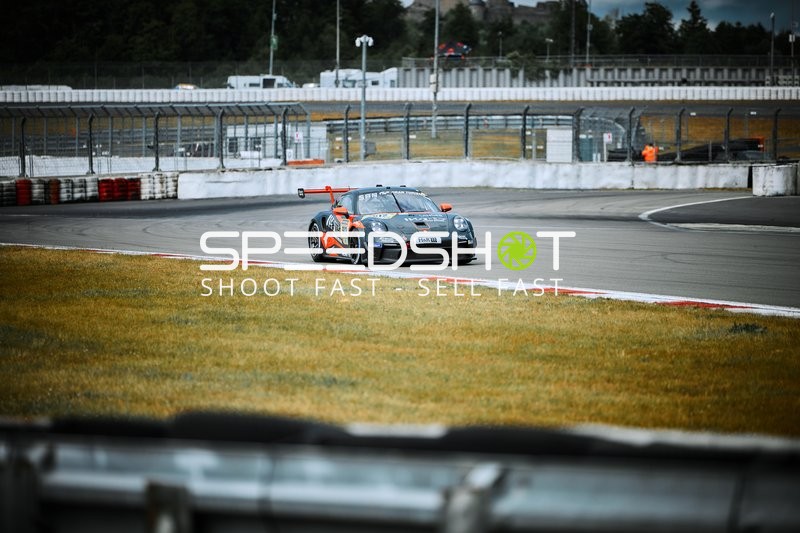 Fahrzeug KKrämer Racing UG & Co KG (912): Ace Robey, Guido Tönnessen, Peter Sander auf der Strecke