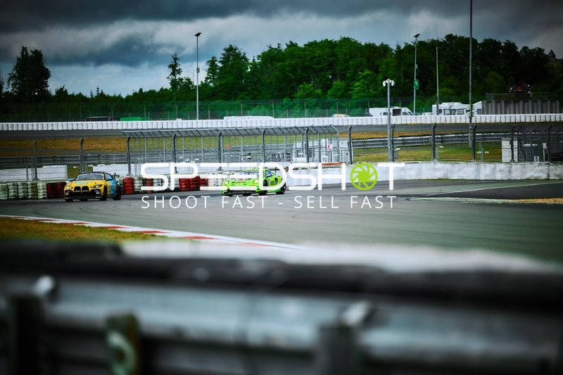 Rennsituation mit Falken Motorsports (33): Alessio Picariello, Julien Andlauer und Toyo Tires with Ring Racing (160): Giuliano Alesi, Kazuto Kotaka, Miki Koyama, Yuichi Nakayama