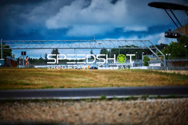 Mehrere Fahrzeuge auf der Strecke