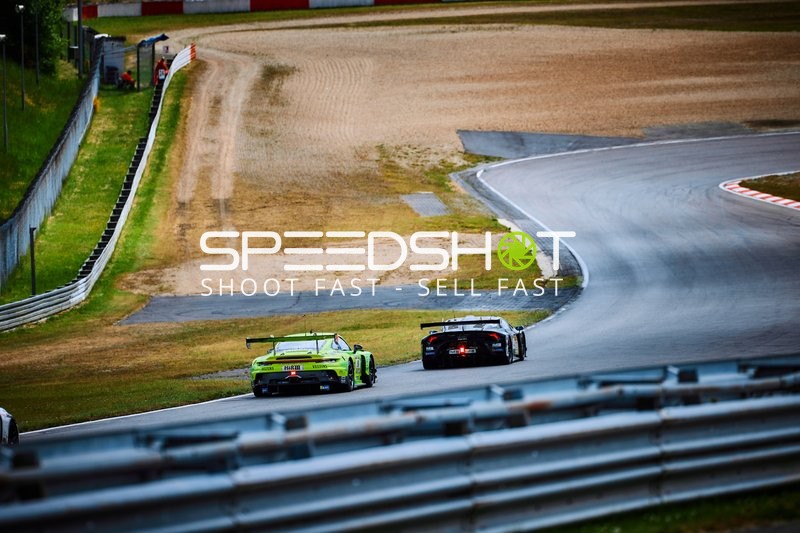 Fahrzeuge auf Rennstrecke