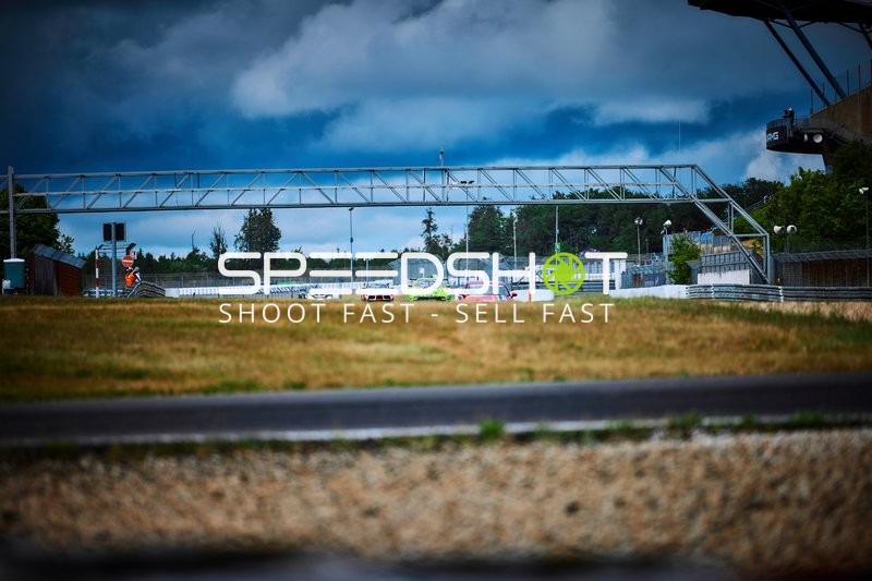 Mehrere Fahrzeuge auf der Strecke