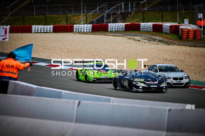 Mehrere Fahrzeuge in Kurve