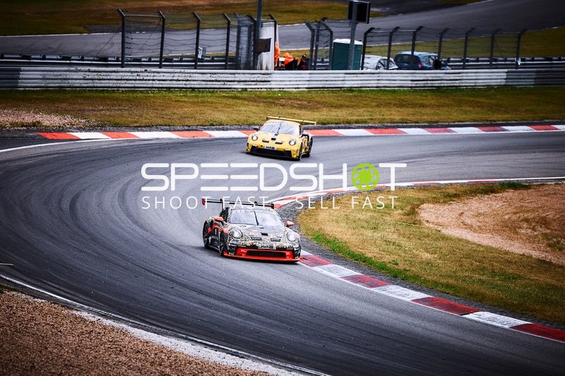 Porsche auf Nürburgring-Kurve